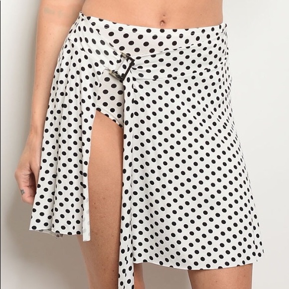 ❌DONATED❌White 2 Piece Black Polka Dot Skort Skirt Set - Picture 3 of 9